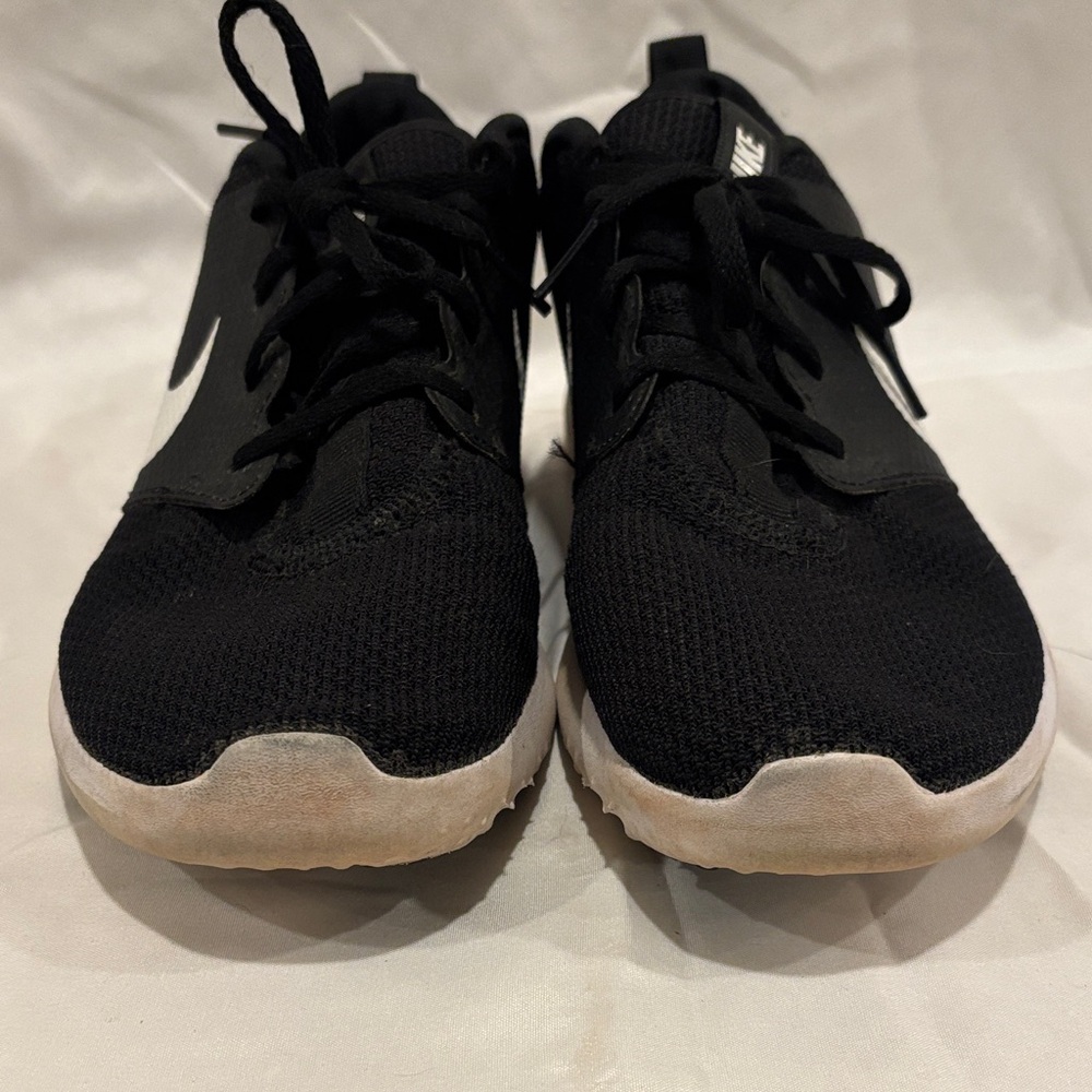 Nike Roshe 2 Women’s Black and White Spikeless Golf Shoes